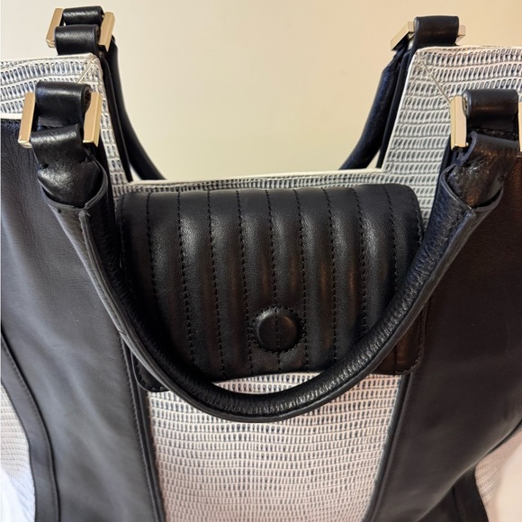 Pour La Victoire Black and White Tote Bag with Color-Block Design - Picture 3 of 9